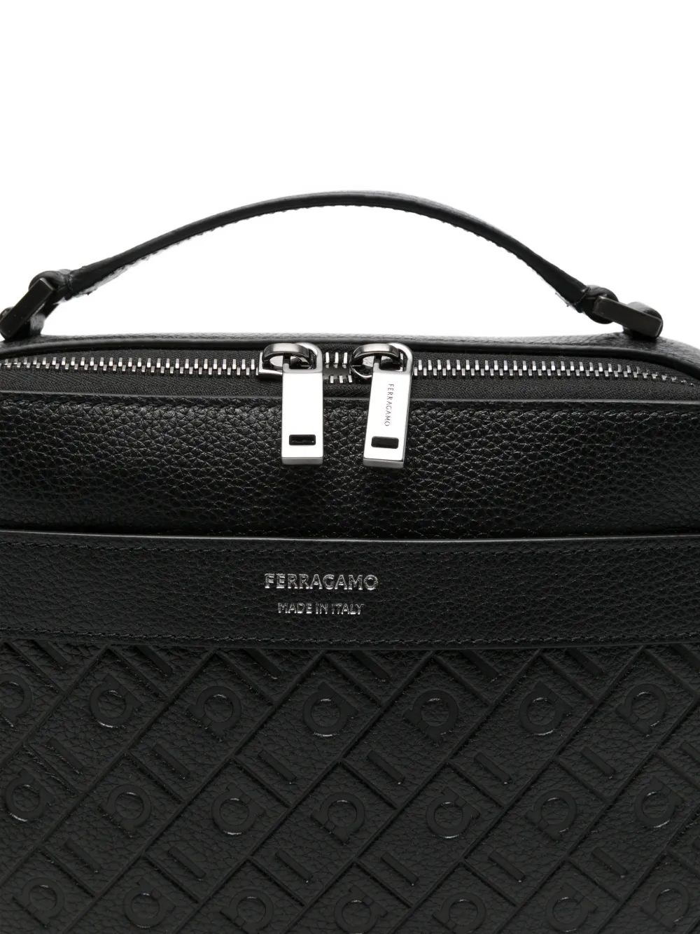 Ferragamo Messengertas met Gancini reliëf Zwart