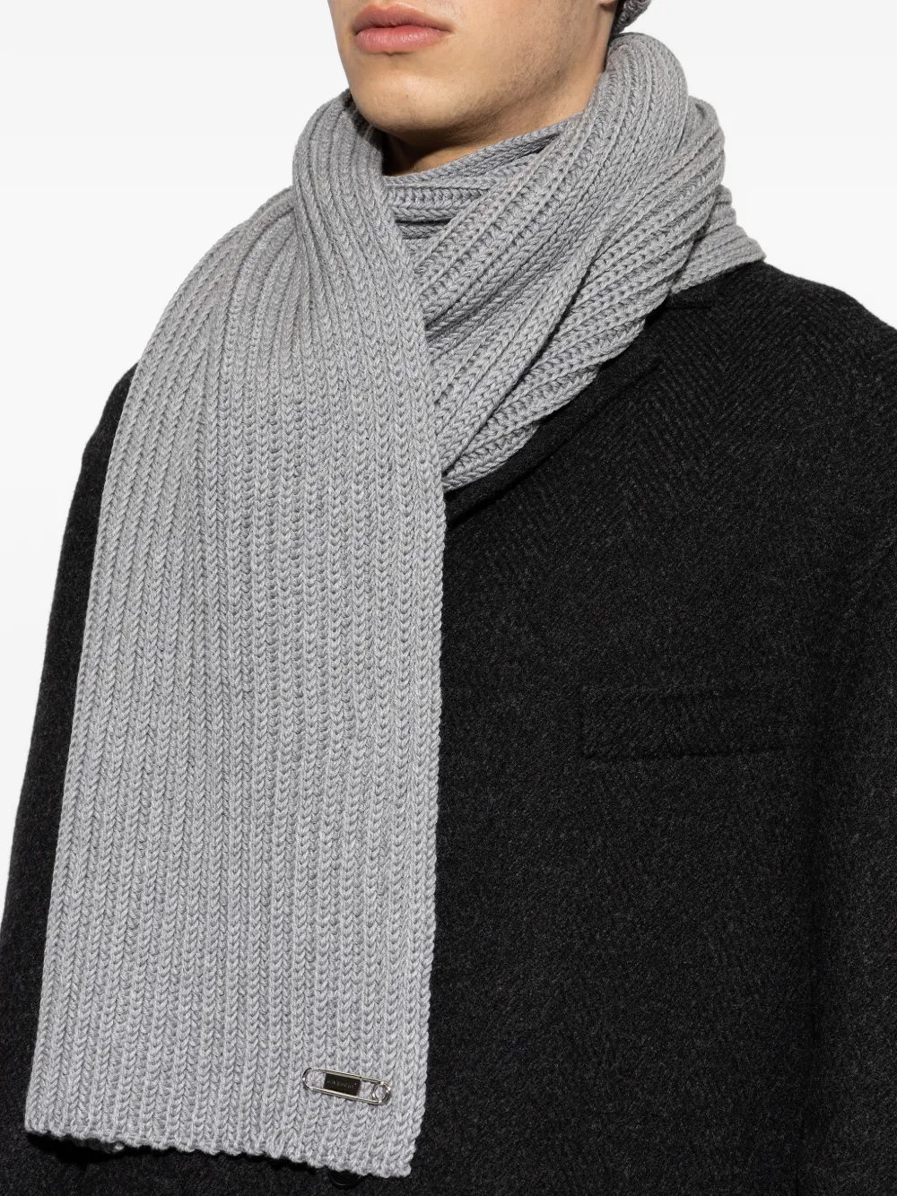 Givenchy Ribgebreide sjaal met veiligheidsspeld Grijs