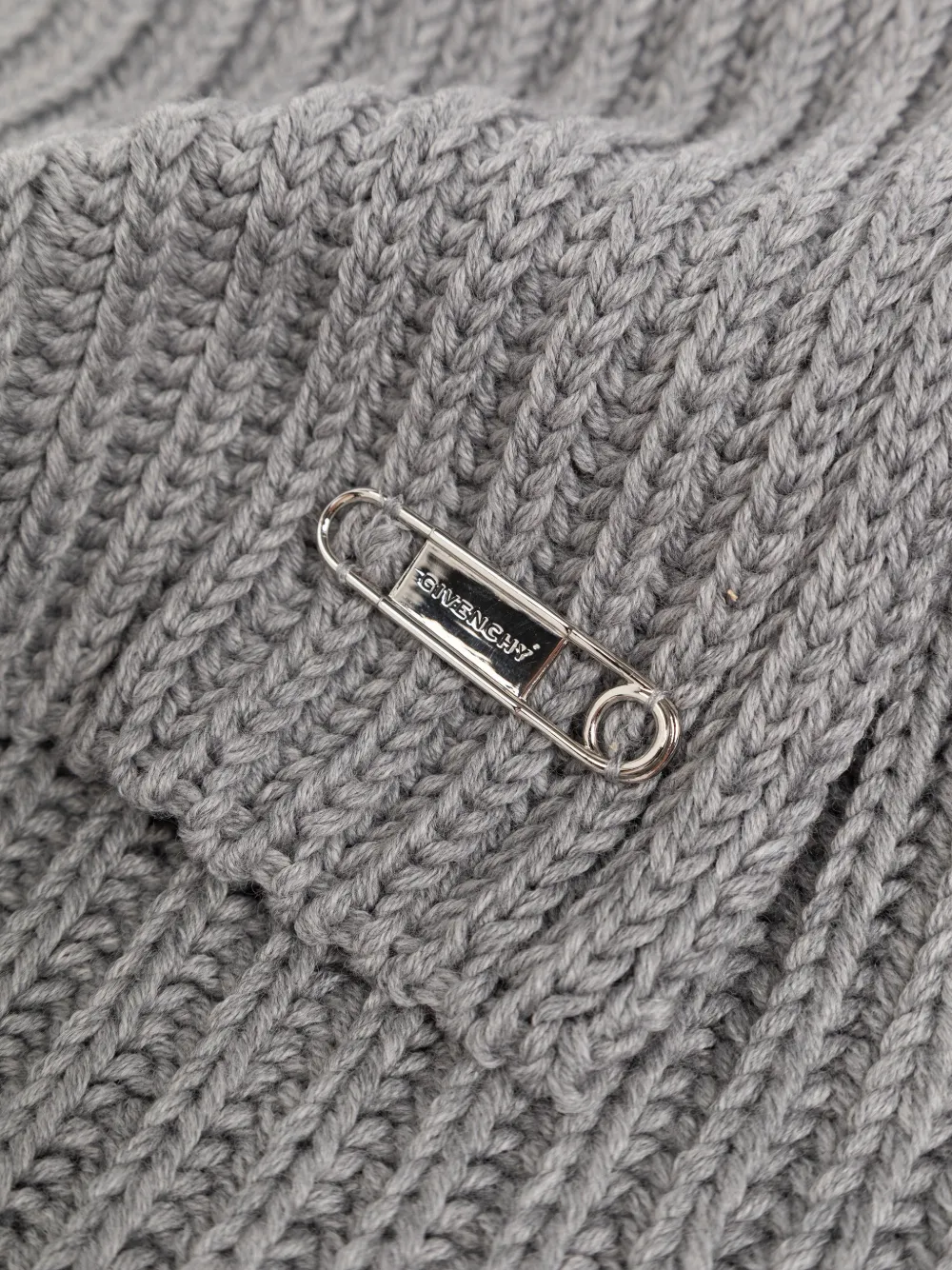 Givenchy Ribgebreide sjaal met veiligheidsspeld Grijs