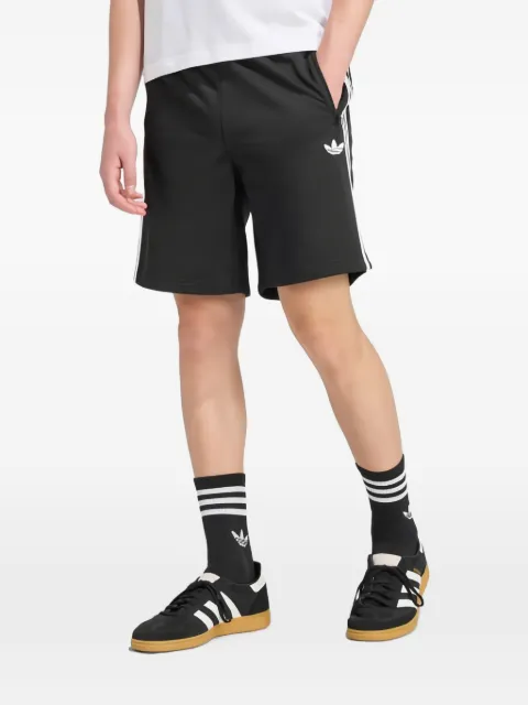 adidas shorts con logo bordado y rayas laterales