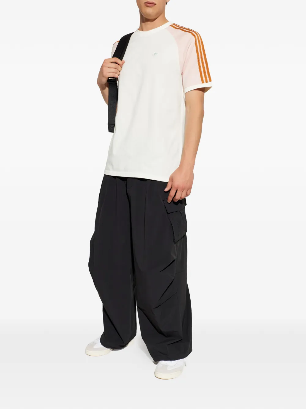adidas T-shirt met raglan mouwen en geborduurd logo Beige