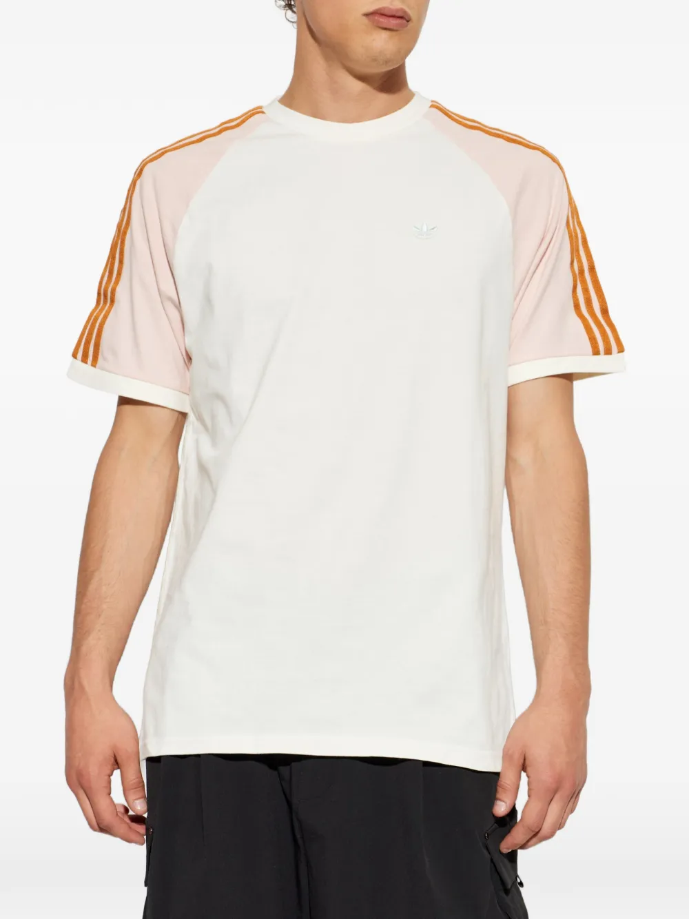 adidas T-shirt met raglan mouwen en geborduurd logo Beige