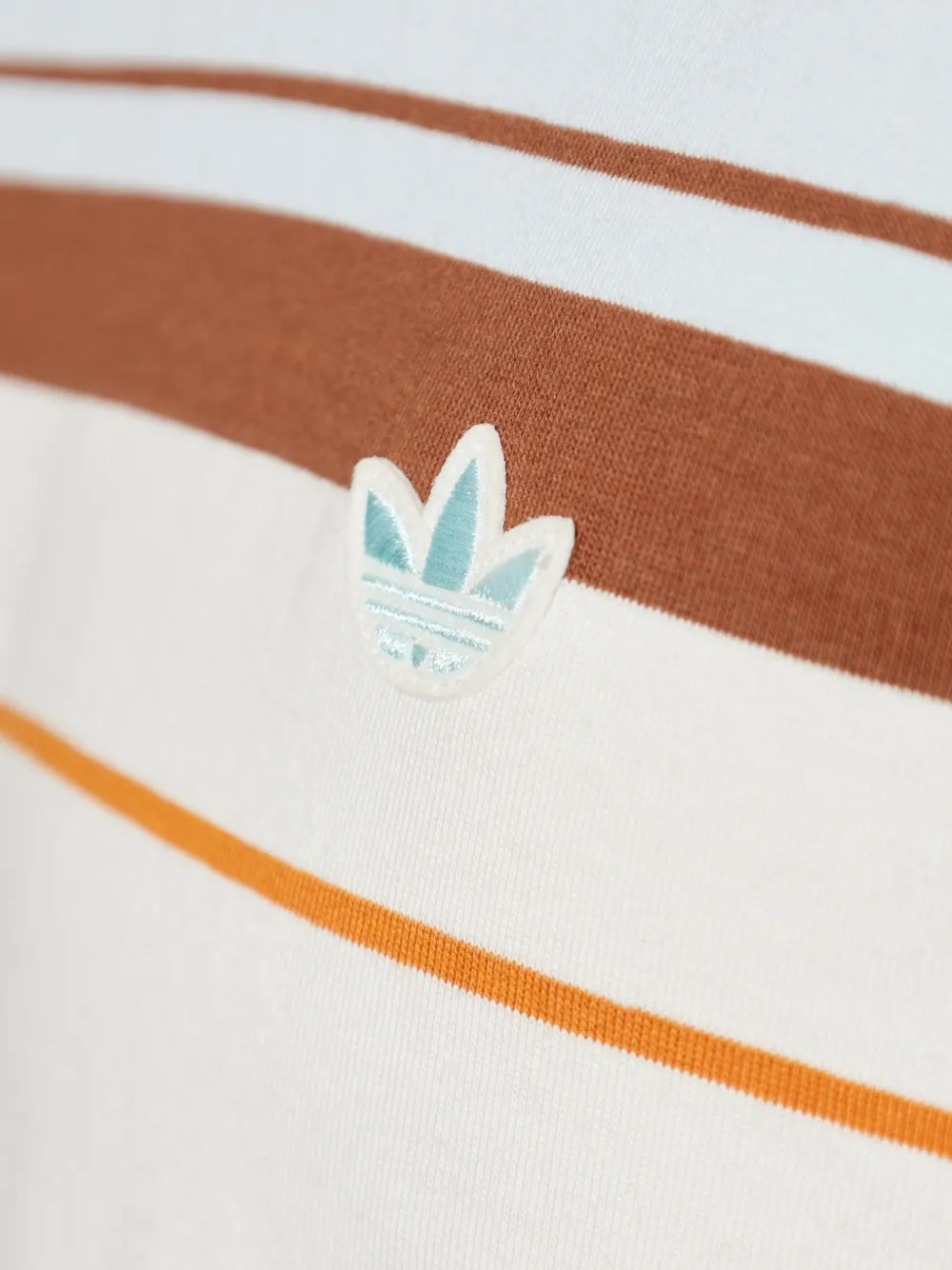 adidas T-shirt met logopatch Beige