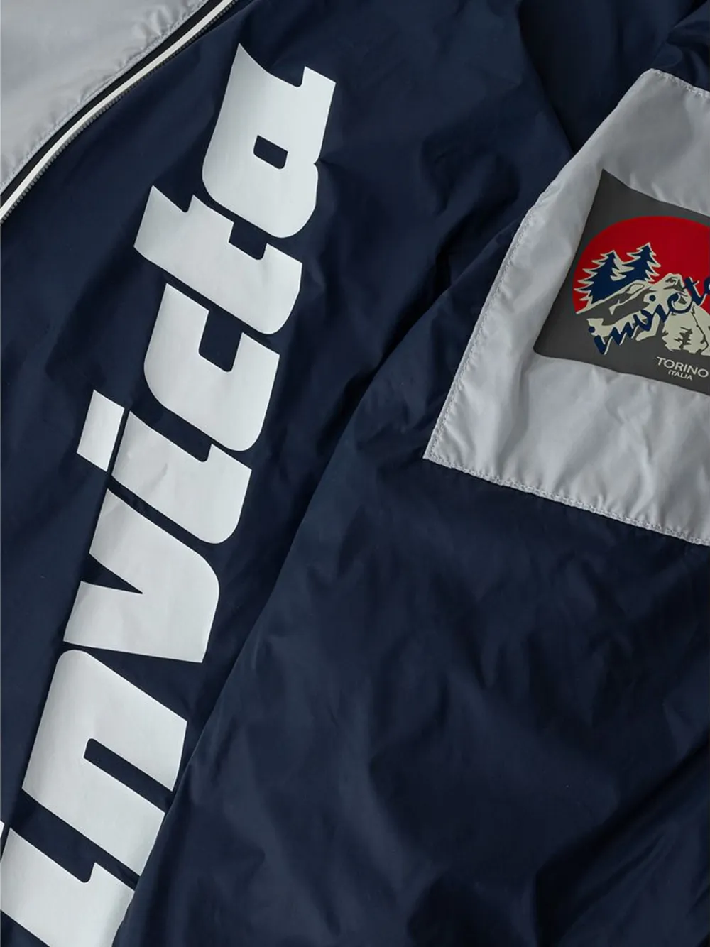 Invicta Jack met capuchon en logopatch Grijs