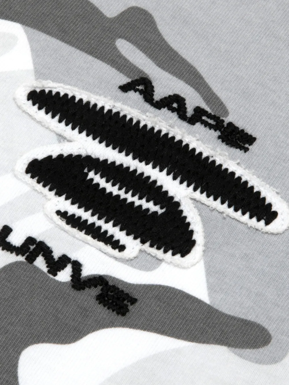 AAPE BY *A BATHING APE T-shirt met camouflageprint en borduurwerk Wit