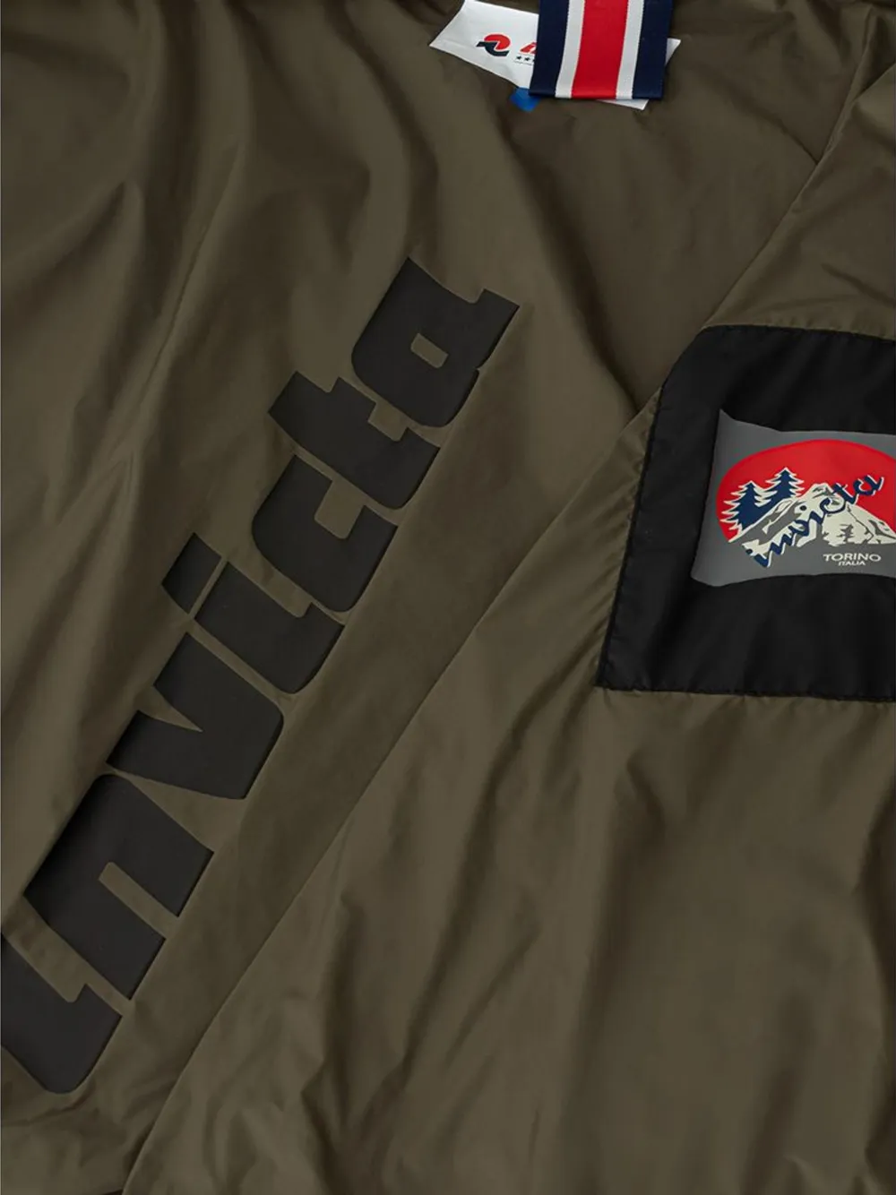 Invicta Jack met capuchon en logopatch Zwart