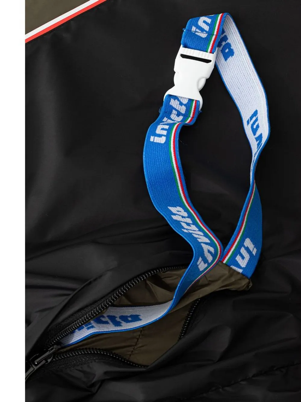 Invicta Jack met capuchon en logopatch Zwart
