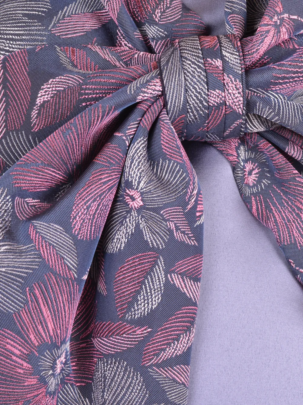 Hucklebones London Jurk met bloemenjacquard en strikdetail Paars