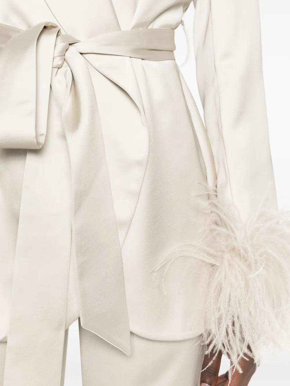THE ARCHIVIA Pak met veren afwerking en ceintuur Beige