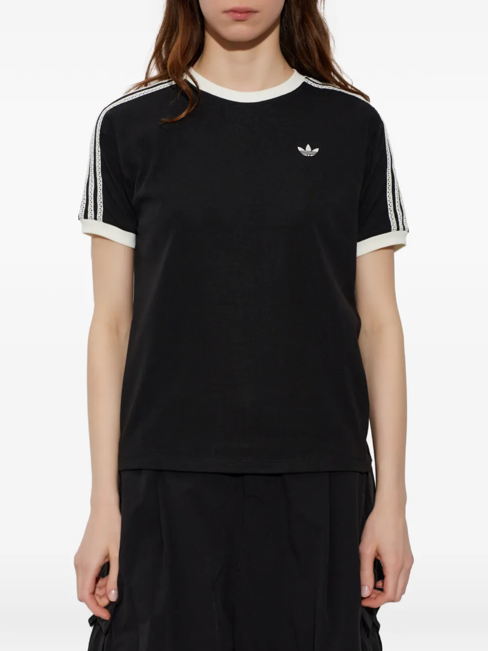 adidas T-shirt met kanten streep en logopatch Zwart