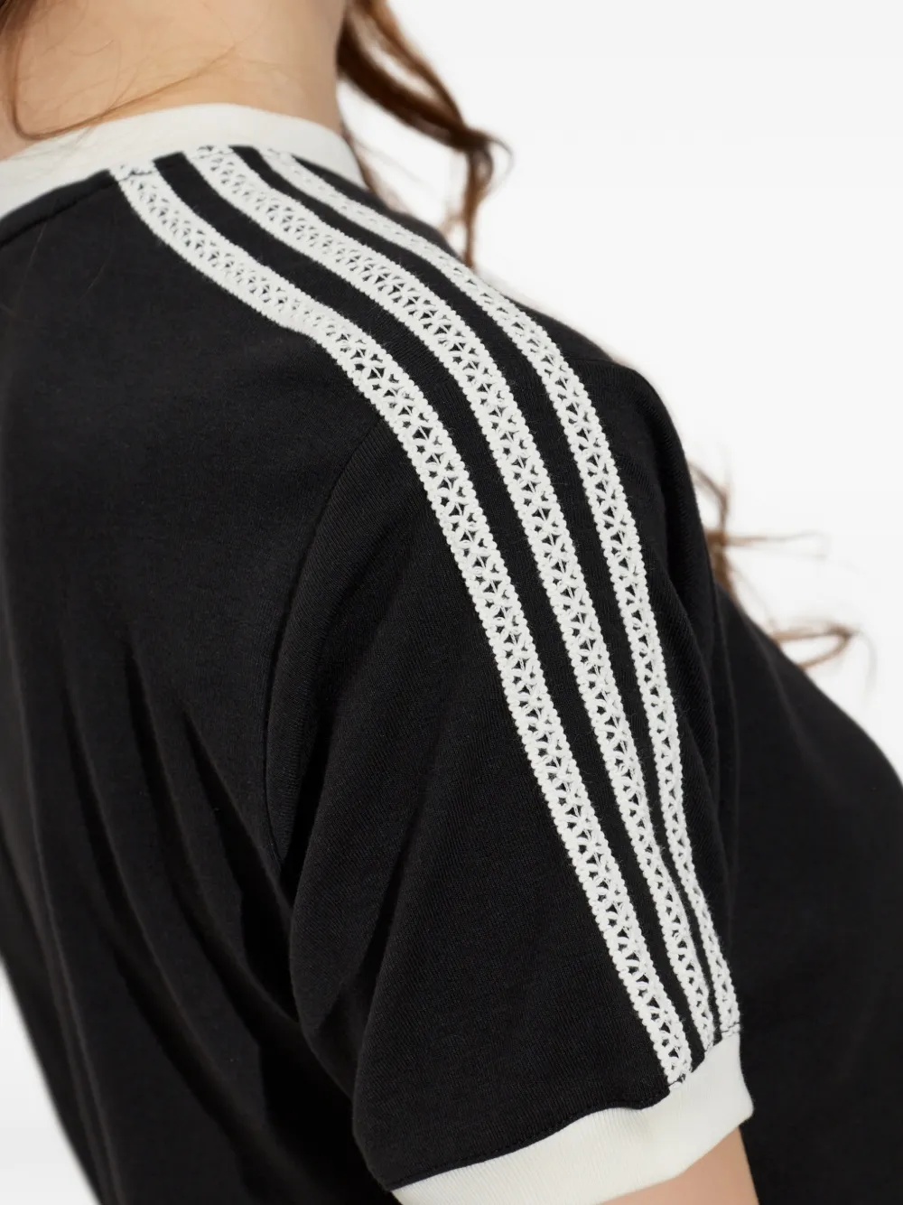 adidas T-shirt met kanten streep en logopatch Zwart