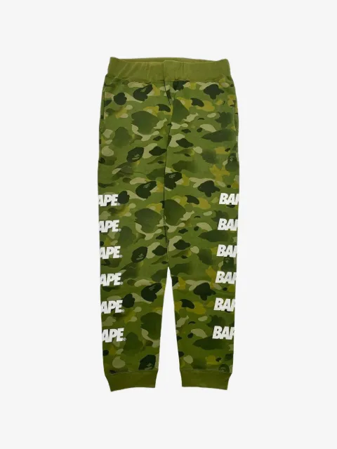 A BATHING APE® pants con estampado militar