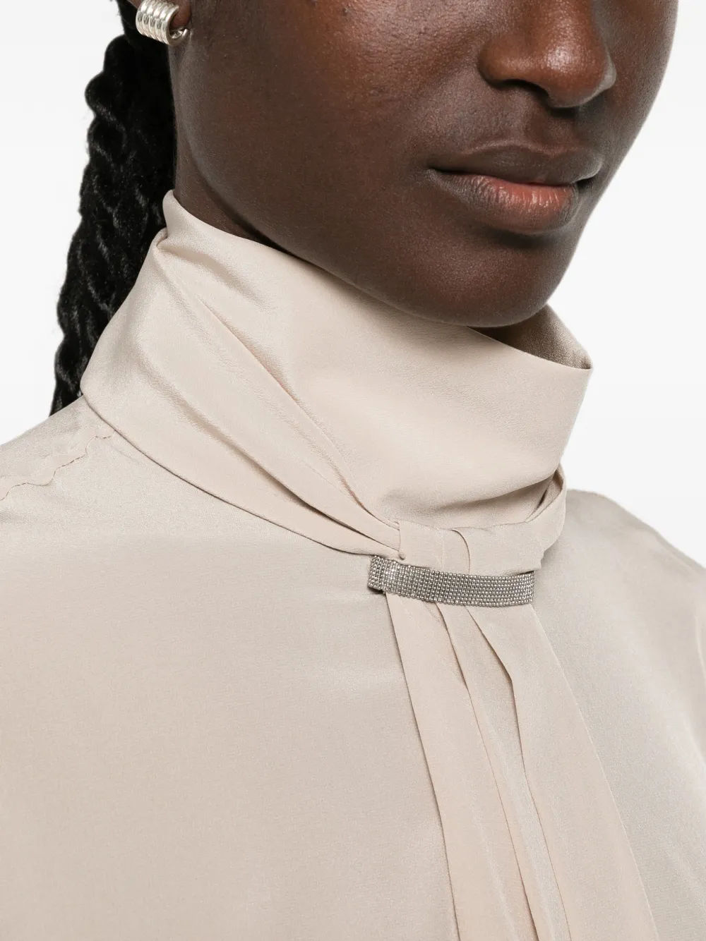 Brunello Cucinelli Blouse met hoge hals en Monili-verfraaiing Beige