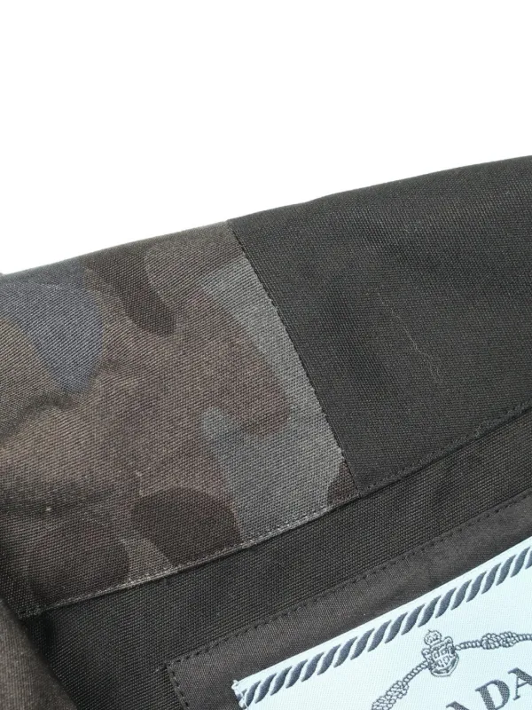N*く様 PRADA カモフラージュ パッチ Tシャツ Prada Pre-Owned Double Match camouflage-print Shirt | Blue | FARFETCH