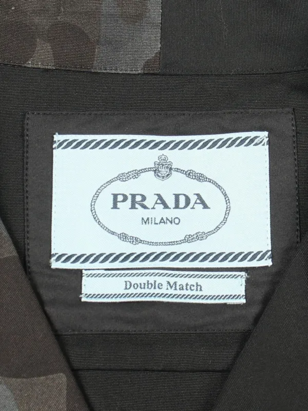N*く様 PRADA カモフラージュ パッチ Tシャツ Prada Pre-Owned Double Match camouflage-print Shirt | Blue | FARFETCH