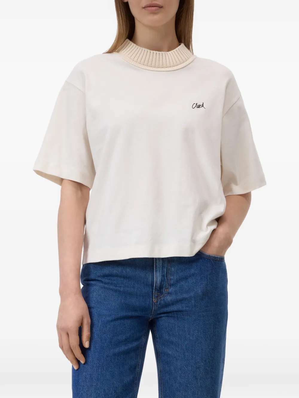 Closed T-shirt met geborduurd logo Beige