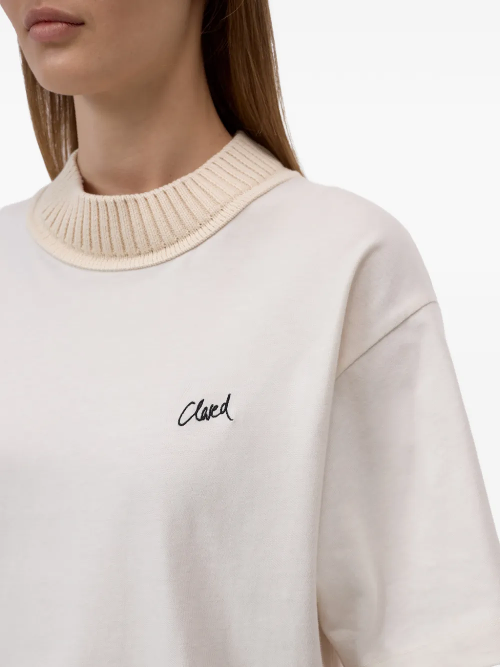 Closed T-shirt met geborduurd logo Beige