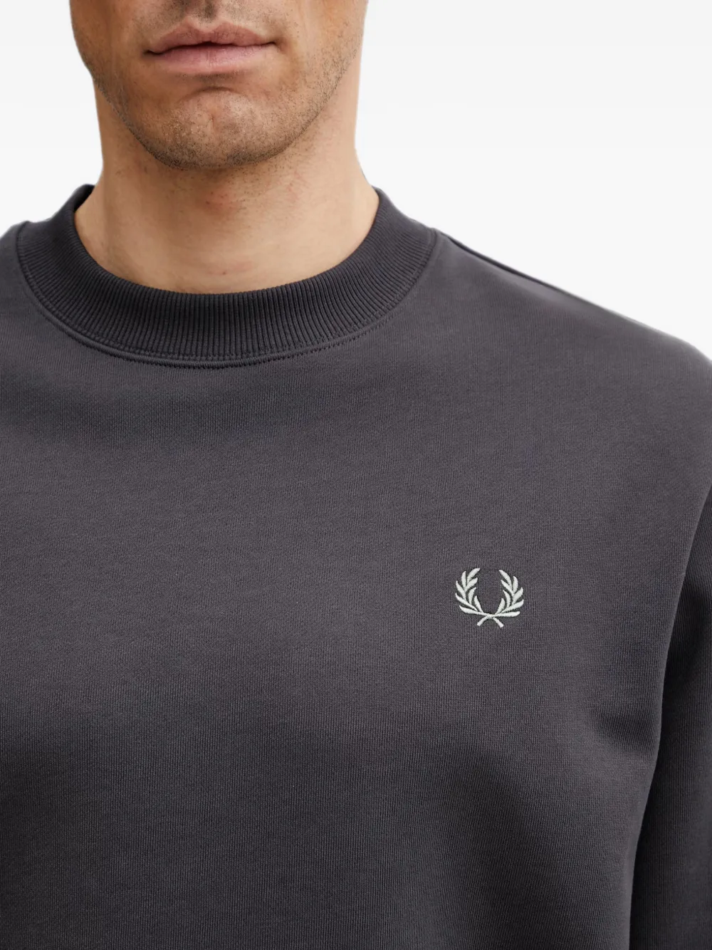 Fred Perry Trui met geborduurd logo en gestreepte manchetten Grijs