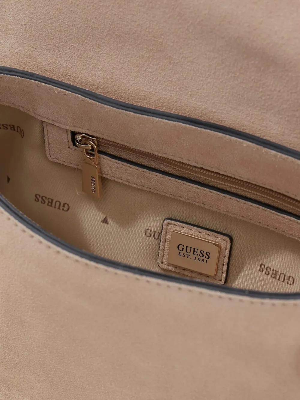GUESS USA Schoudertas met suède textuur en logoplakkaat Beige