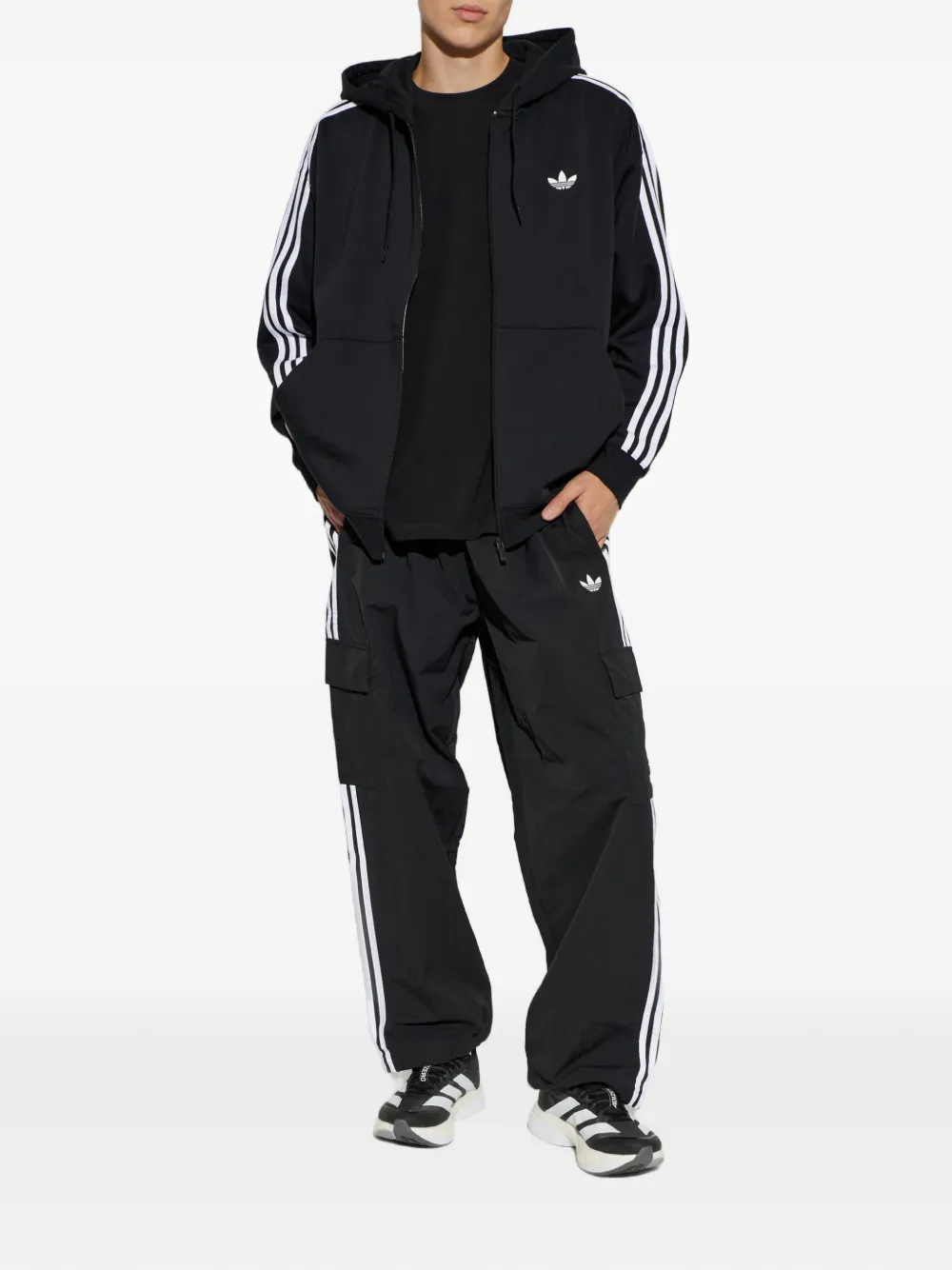 adidas T-shirt met geborduurd logo en streepdetail Zwart