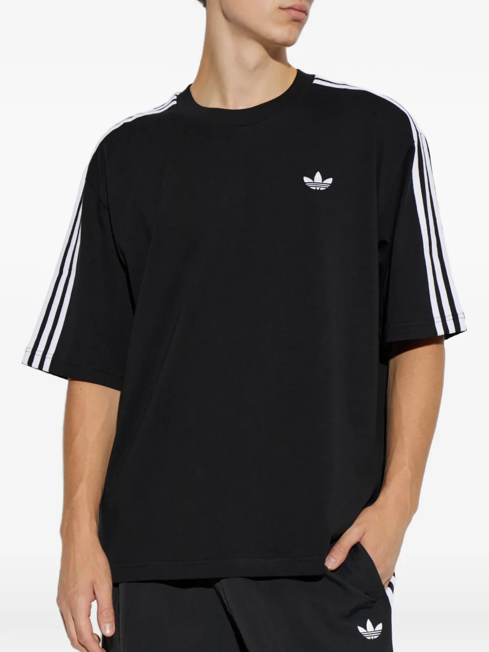 adidas T-shirt met geborduurd logo en streepdetail Zwart
