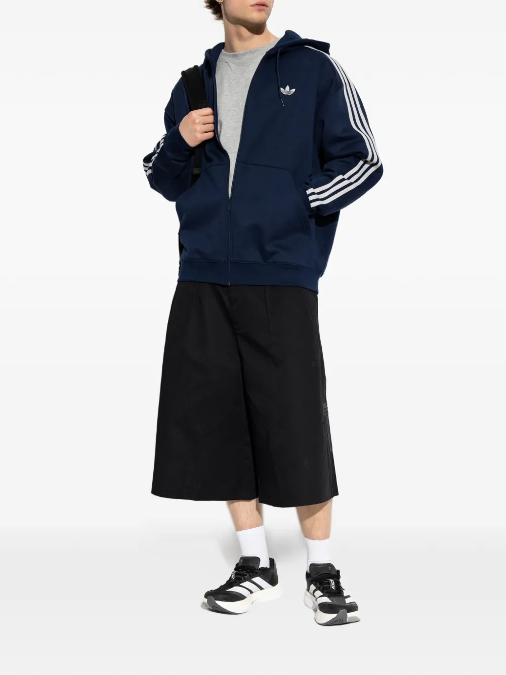 adidas T-shirt met geborduurd logo Grijs