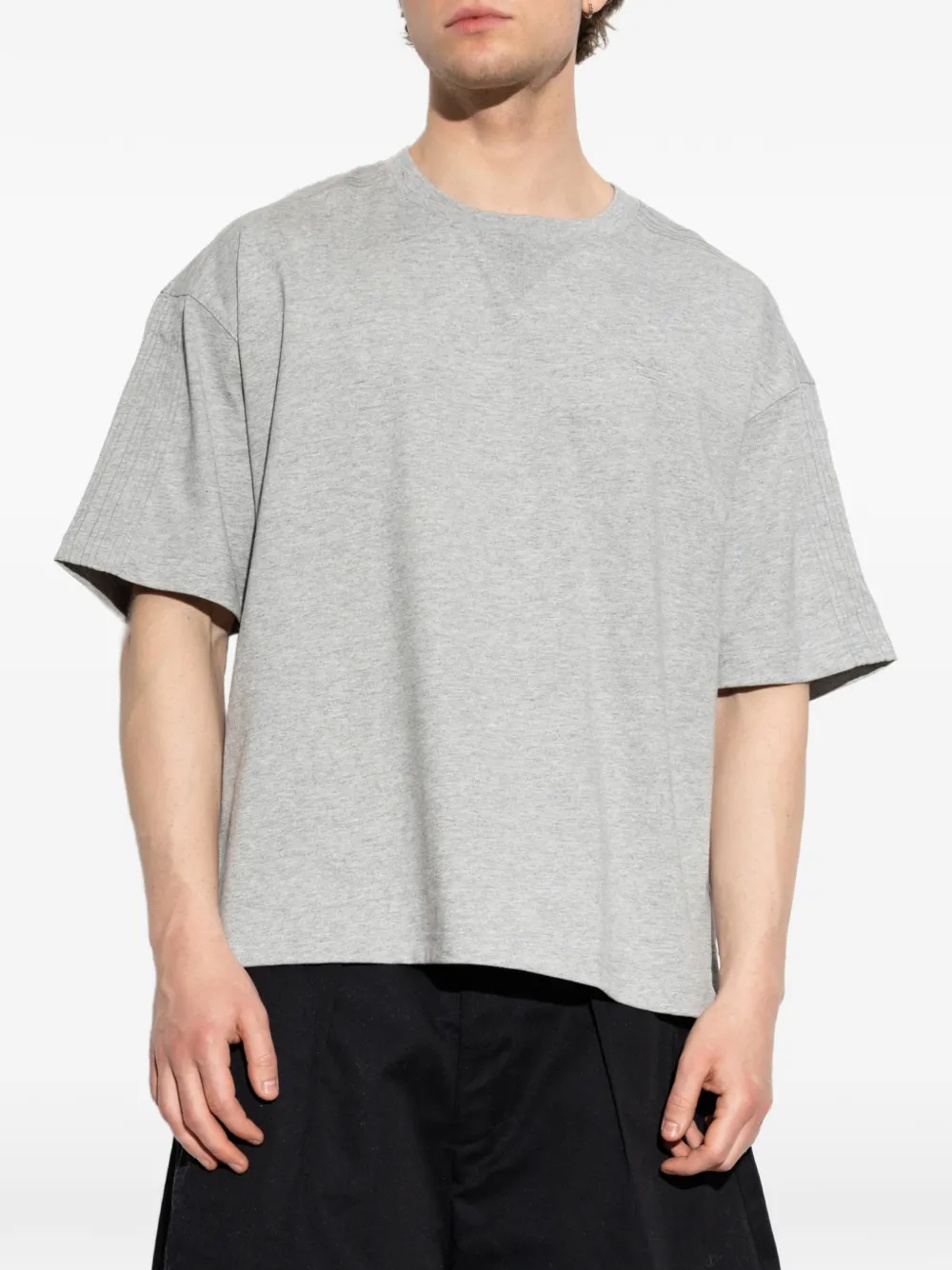 adidas T-shirt met geborduurd logo Grijs