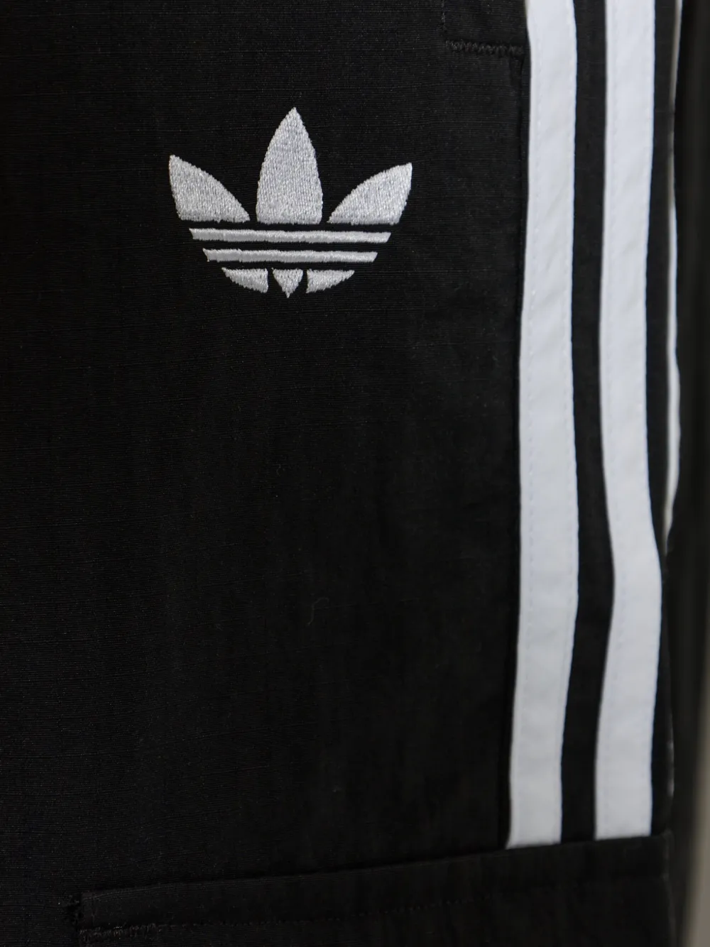 adidas logo-embroidered side-stripe cargo pants Zwart