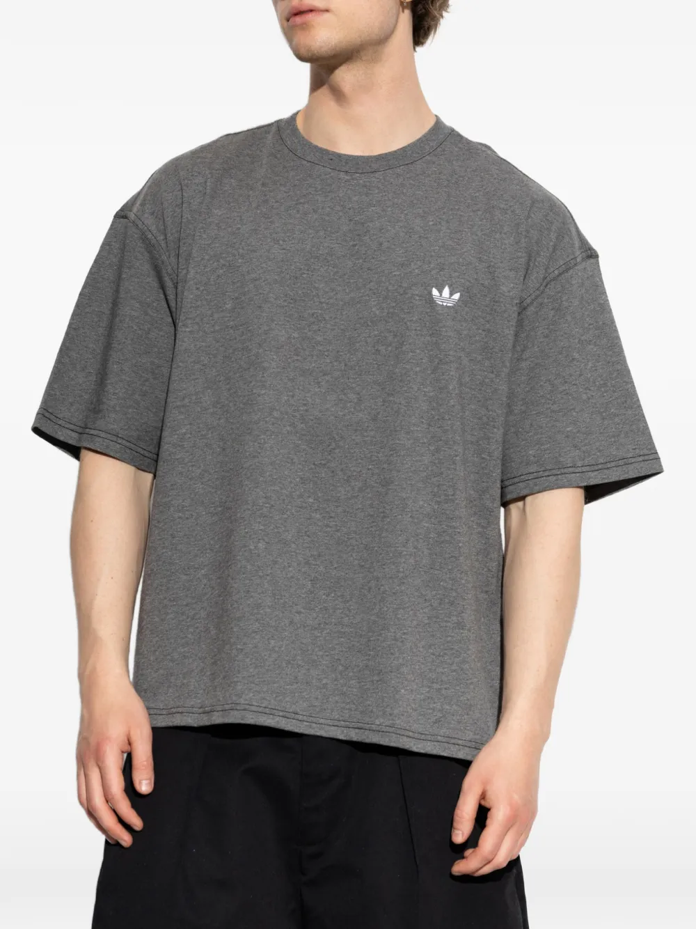 adidas T-shirt met geborduurd logo Grijs