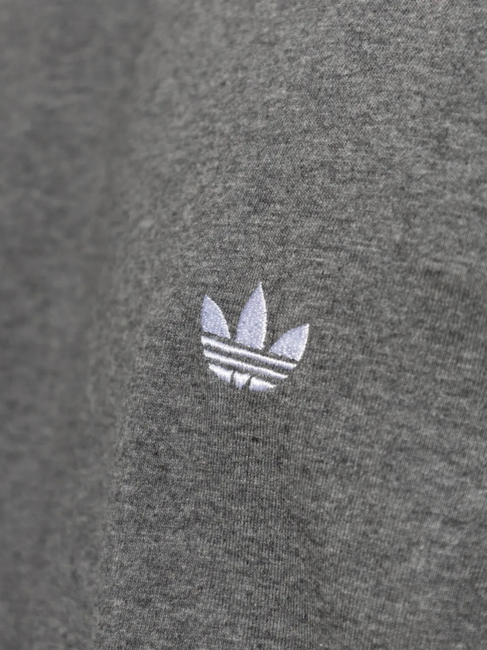 adidas T-shirt met geborduurd logo Grijs