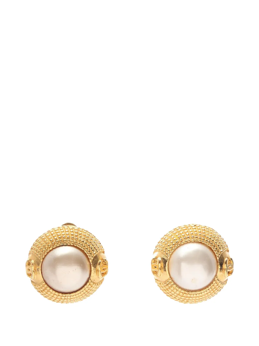CHANEL Pre-Owned 1970-1980 CC Gold Plated Faux Pearl Clip On Earrings costume earrings - Oro