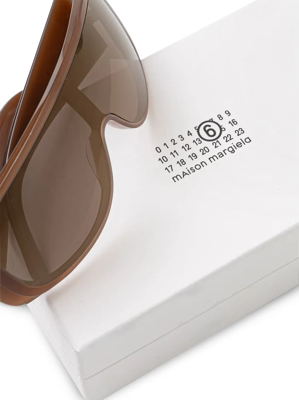MM6 Maison Margiela Zonnebril met schild montuur Bruin