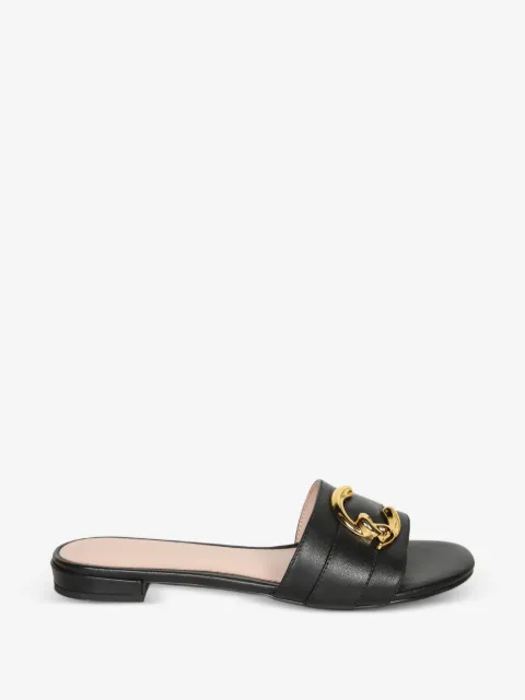 Coccinelle sandalias con placa del logo