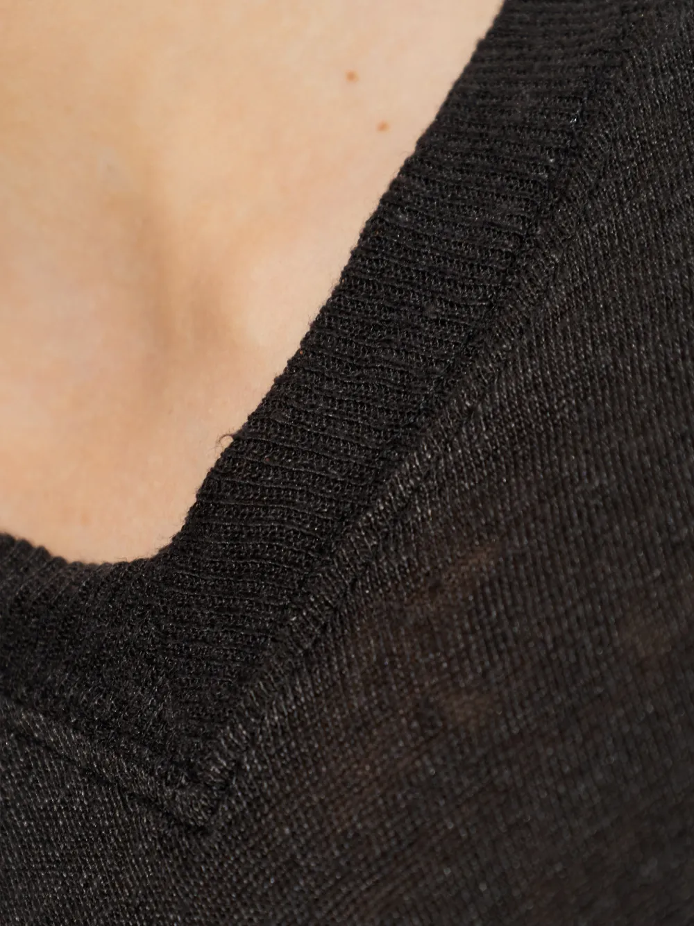 IRO Sybel T-shirt met V-hals Zwart