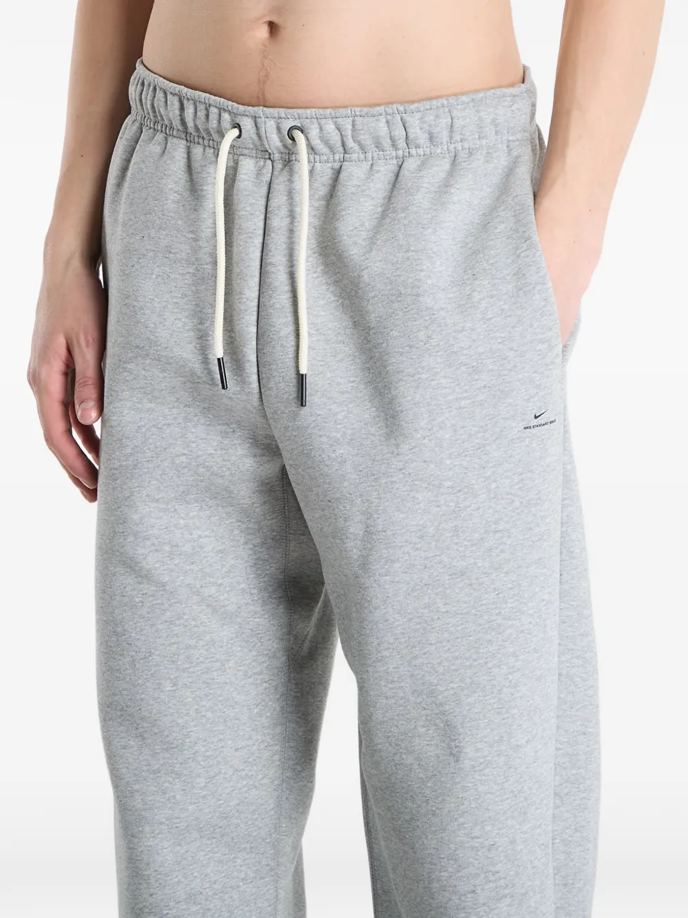 Nike Standard Issue brushed track pants Grijs