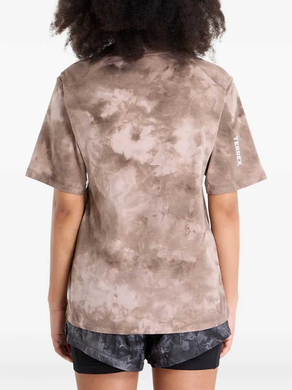 adidas Terrex Multi T-shirt met sprayprint Beige