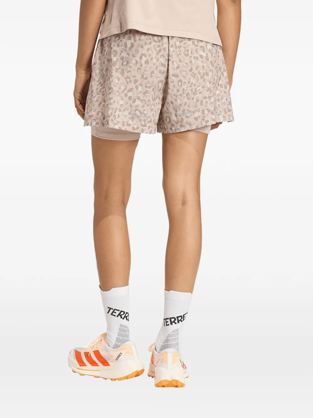 adidas Terrex Xploric shorts met luipaardprint Beige