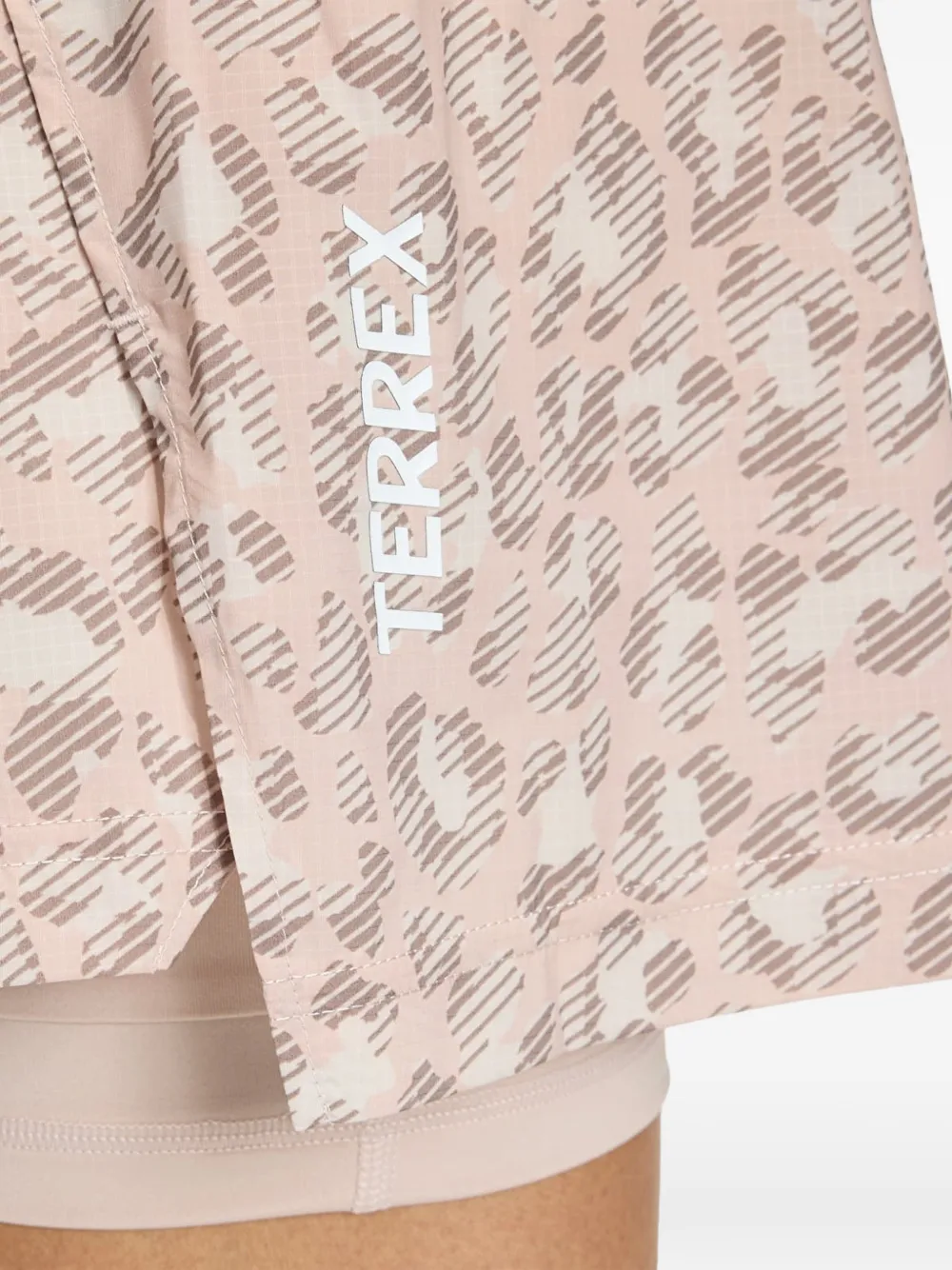 adidas Terrex Xploric shorts met luipaardprint Beige