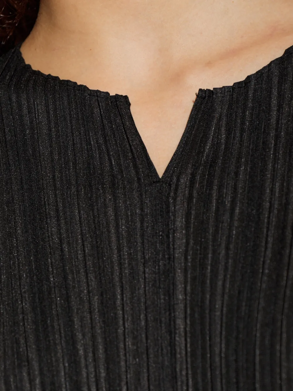 Pleats Please Issey Miyake Asymmetrische geplooide jurk met korte mouwen Zwart