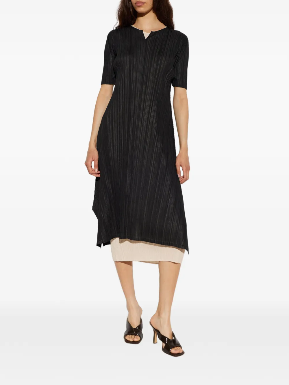 Pleats Please Issey Miyake Asymmetrische geplooide jurk met korte mouwen Zwart