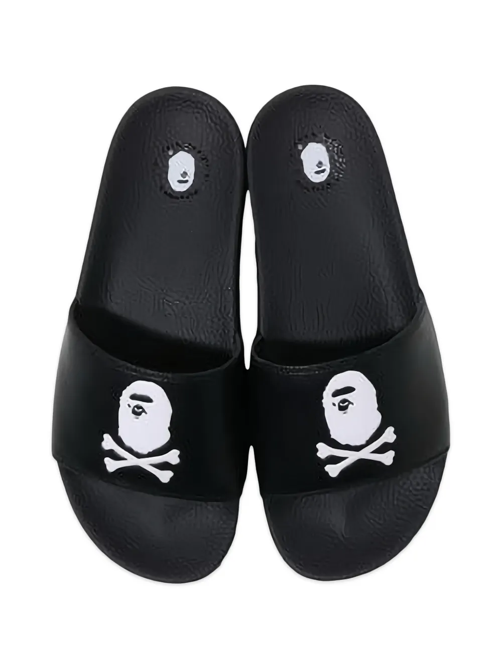 A BATHING APE Crossbone platte slippers Zwart