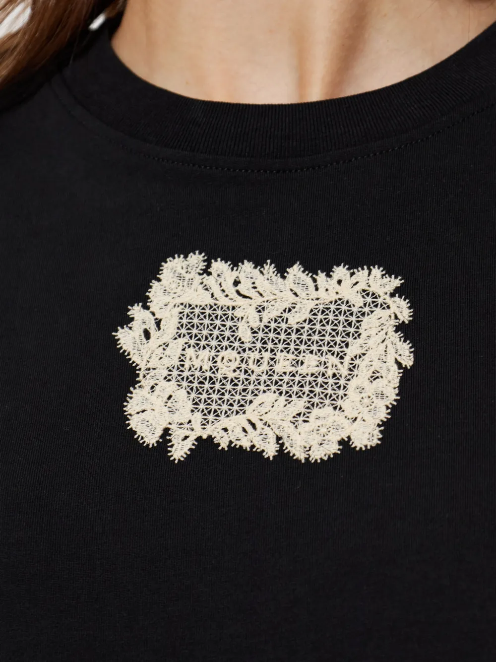 Alexander McQueen T-shirt met kanten patch Zwart