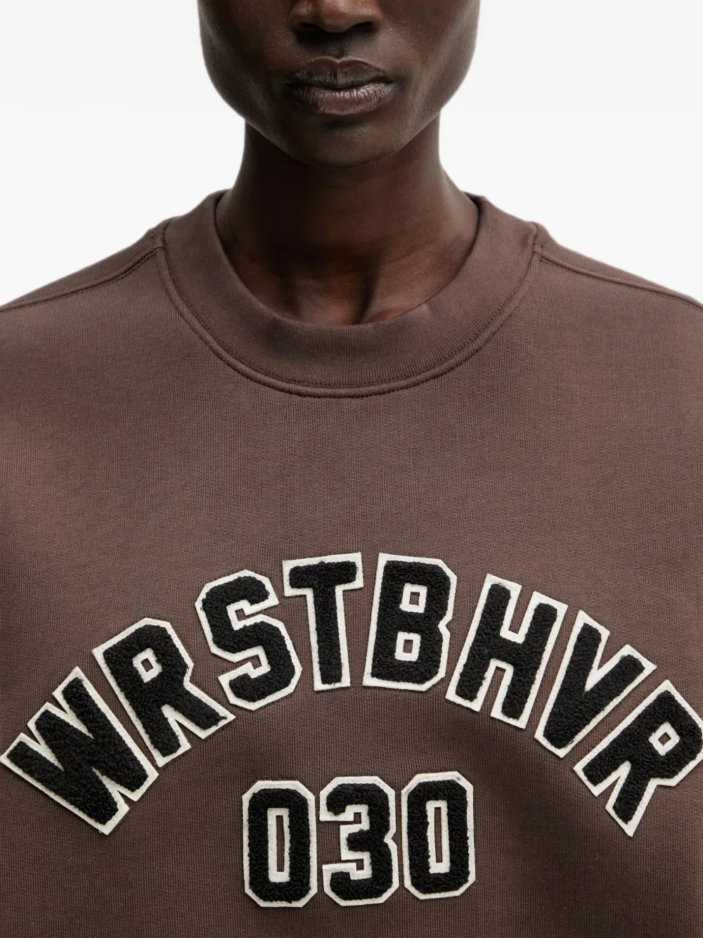 WRSTBHVR Matteo sweater met logo-patch Bruin