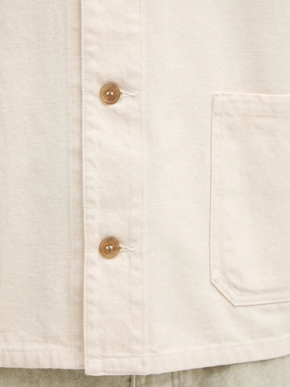 A.P.C. Kerlouan jack met opgestikte zak en knopen Beige