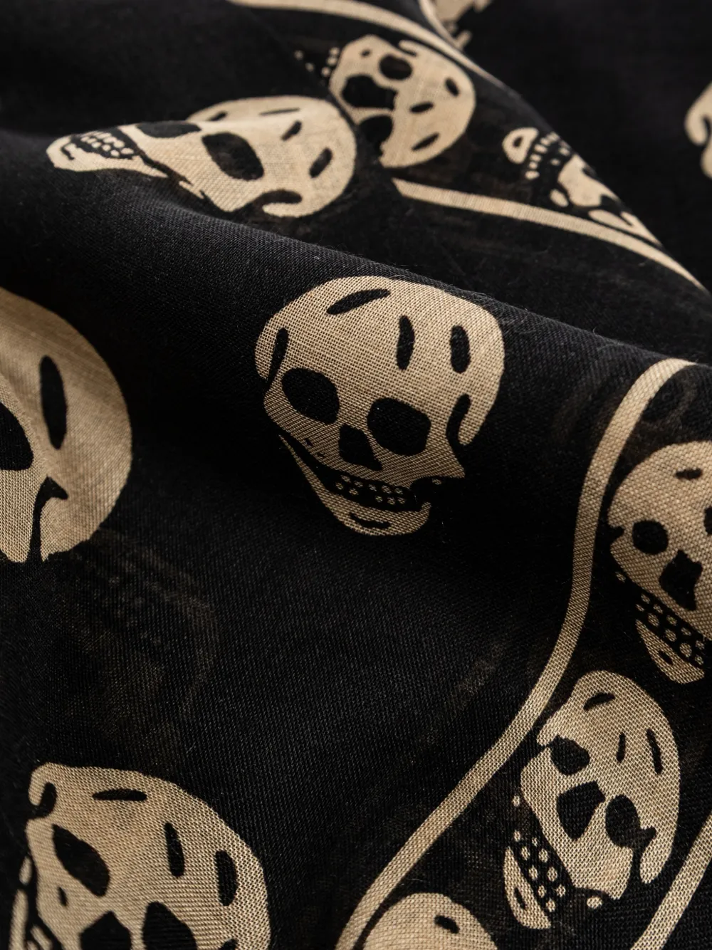  Alexander Mcqueen Fular Deshilachado Con Estampado Skull - Negro 