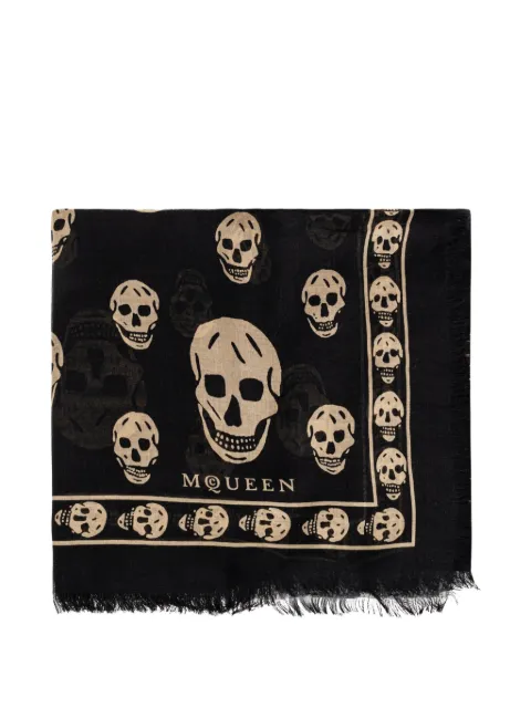 Alexander McQueen fular con calaveras estampadas