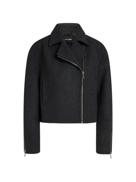 Karl Lagerfeld chamarra biker con placa del logo