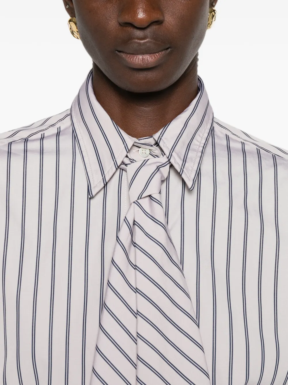Brunello Cucinelli Gestreepte blouse met gestrikte hals Beige