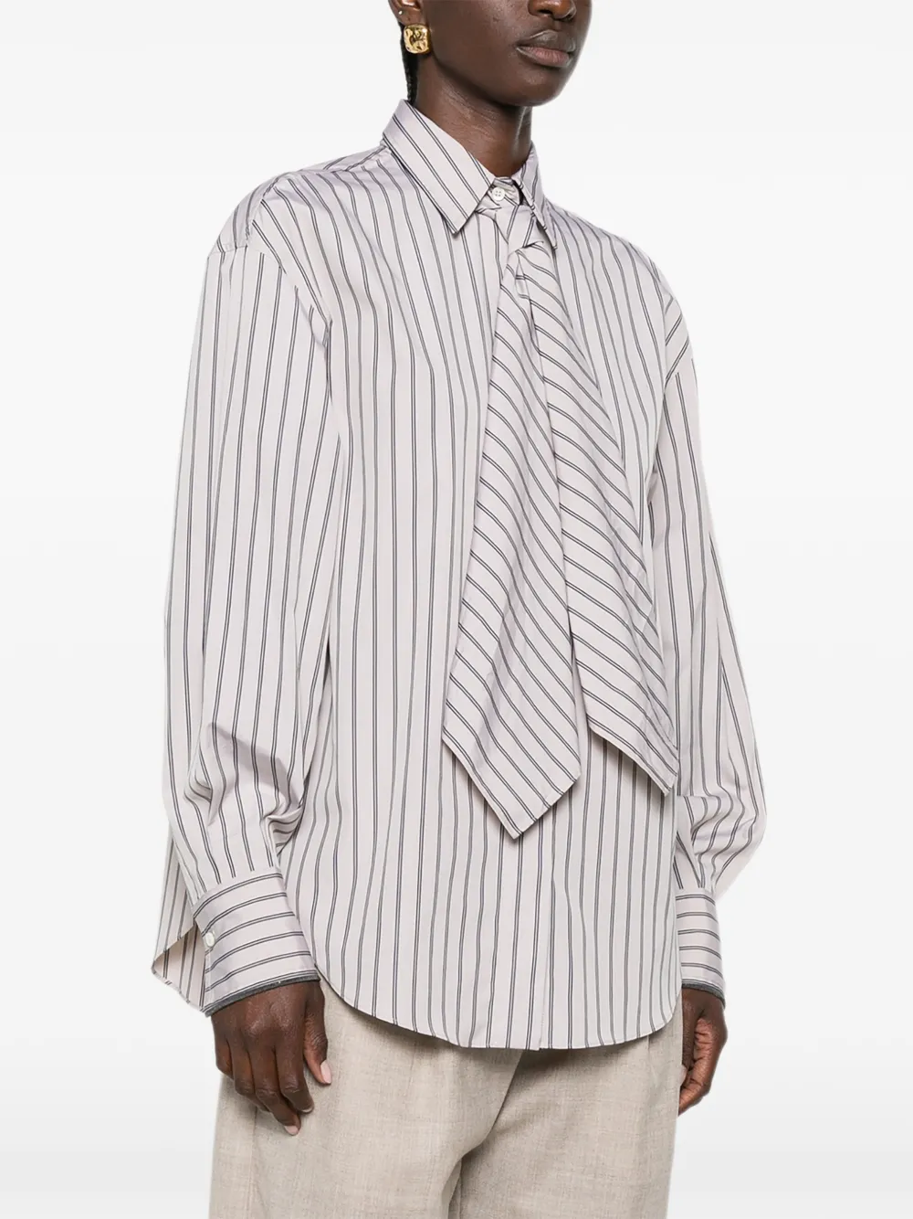 Brunello Cucinelli Gestreepte blouse met gestrikte hals Beige