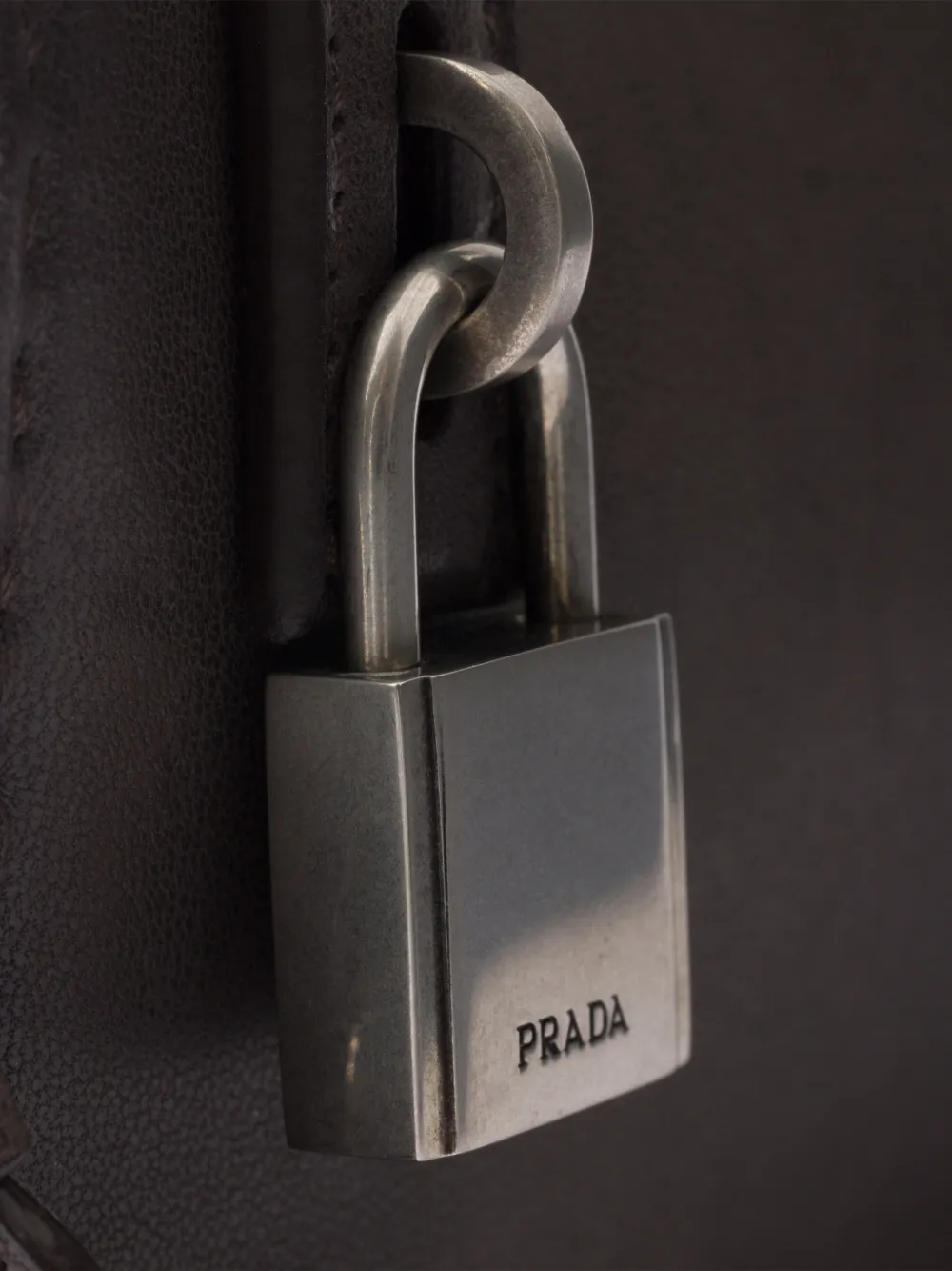 Prada Leren buidel met antiek-effect Grijs